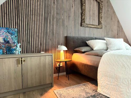 OberndorfにあるDesign-Landhaus BunnyHuus - gesamtes Hausのベッドと鏡付きのドレッサーのある寝室