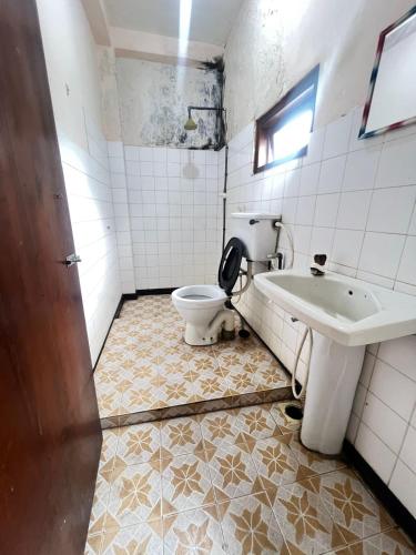 Koupelna v ubytování SINHARAJA GUEST INN Rakwana