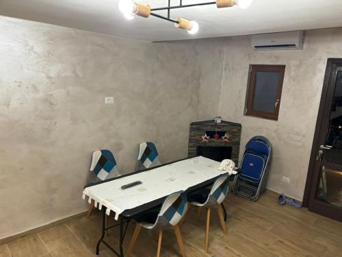 a dining room with a table and chairs at Villa Marzla in Cassano delle Murge