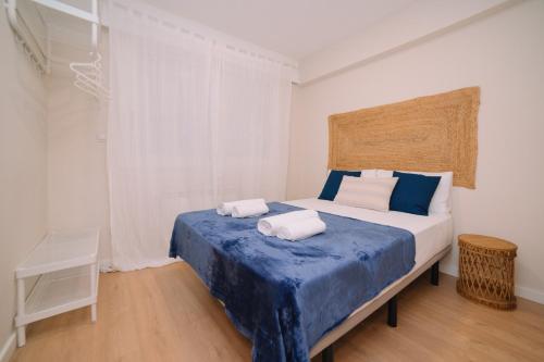 a bedroom with a bed with two towels on it at Calidez y encanto en Vigo centro by CABANA Rentals in Vigo