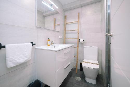 a white bathroom with a sink and a toilet at Calidez y encanto en Vigo centro by CABANA Rentals in Vigo
