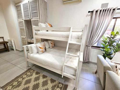 Ένα ή περισσότερα κρεβάτια σε δωμάτιο στο Leopard Tree Lodge