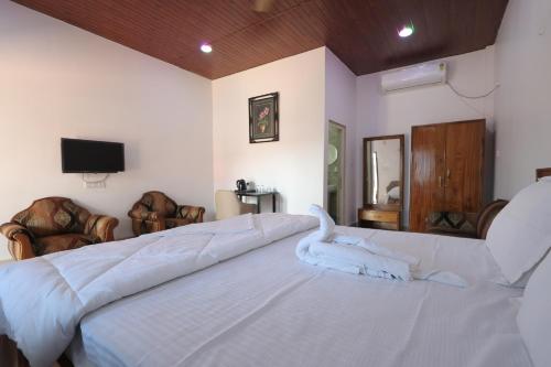 Un pat sau paturi într-o cameră la Luit Blue Homestay & Resorts