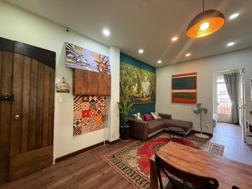 Ductaigallery's Entire Apt- Near Bui vien stにあるシーティングエリア