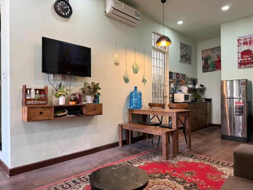 Ductaigallery's Entire Apt- Near Bui vien stにあるテレビまたはエンターテインメントセンター