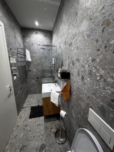 パリアーサにあるGreen Coast Palase 241の洗面台、シャワー、トイレ付きのバスルーム