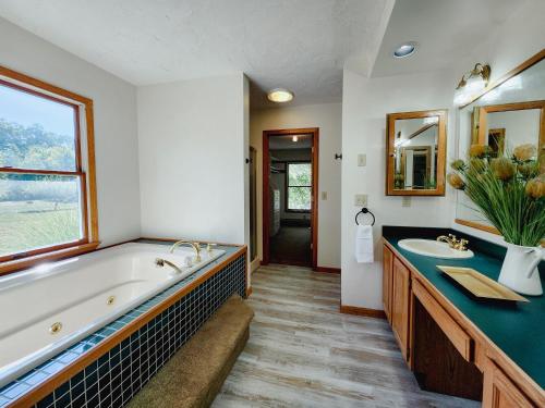 Ένα μπάνιο στο Spacious 5 bedroom 16 plus guests on 14 acres with fishing pond