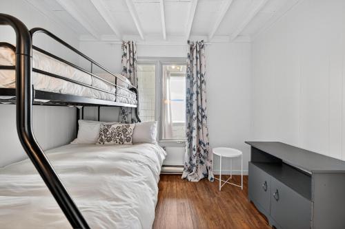 a bedroom with a bunk bed and a desk at Little Paradis in Beresford