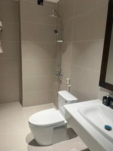 a bathroom with a toilet and a sink at Moon Kê gà hotel in Phan Thiet