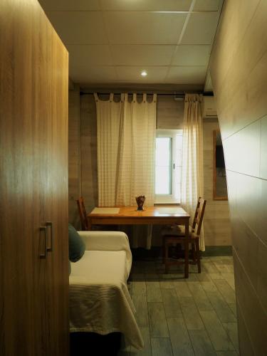 a room with a table and a table and chairs at Apartamento Casita Barajas in Madrid