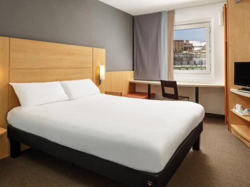 a hotel room with a large bed and a window at ibis Liverpool Centre Albert Dock – Liverpool One in Liverpool