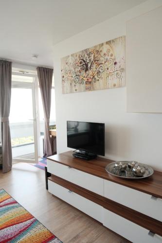 TV a/nebo společenská místnost v ubytování Oase mit Meerblick, Schwimmbad & nahe Hansapark, kostenlos Parken