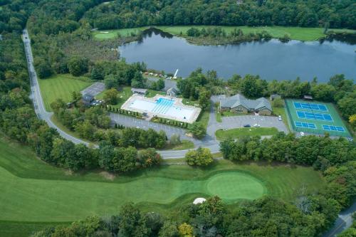 una vista aérea de una casa con un campo de golf y un lago en Hot Cocoa Bar 4 Season Porch Wwood Stove, en Pocono Country Place