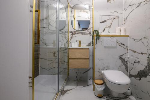 a bathroom with a glass shower and a toilet at The Smile House // Bussy-Saint-Georges in Bussy-Saint-Georges
