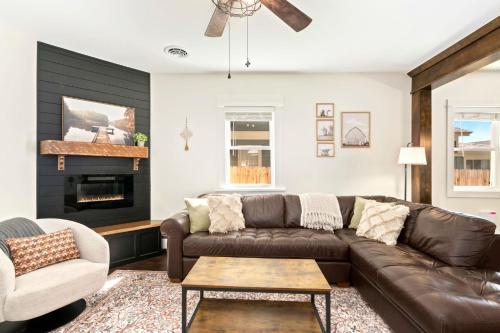 Posezení v ubytování Windsor Farmhouse Family Fun, Yard and Fireplace