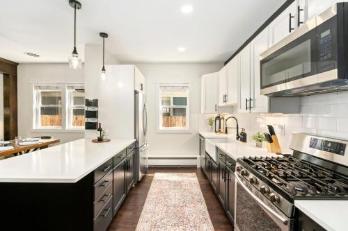 Kuchyň nebo kuchyňský kout v ubytování Windsor Farmhouse Family Fun, Yard and Fireplace