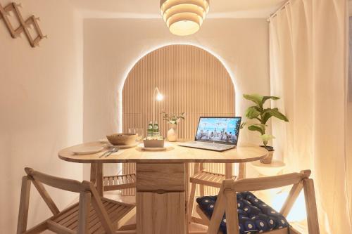 a laptop computer sitting on a wooden table in a room at 2R3B, 공항버스 도보4분,2호선line 강남20분 홍대18분 명동 성수, 무료주차 ,짐보관서비스 in Seoul