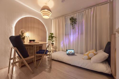 a bedroom with a bed and a desk with a laptop at 2R3B, 공항버스 도보4분,2호선line 강남20분 홍대18분 명동 성수, 무료주차 ,짐보관서비스 in Seoul
