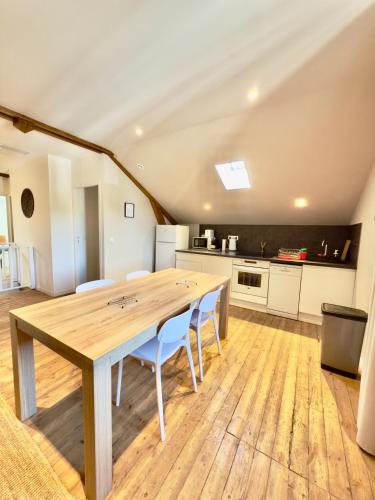 a large kitchen with a wooden table and chairs at Le Bohème / zone sud - DABNB in Limoges