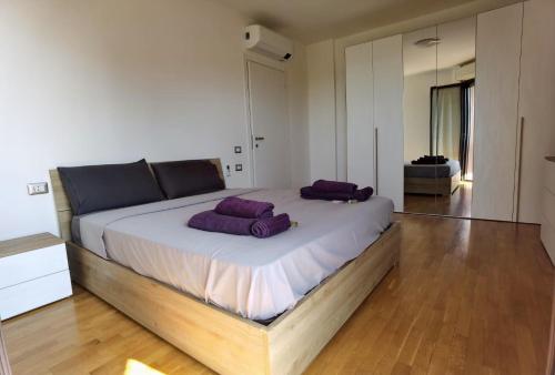 Giường trong phòng chung tại Davide Host Sesto Suite Apartment