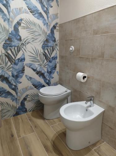 Quartu Sant'ElenaにあるJungle Loftのトイレと洗面台付きのバスルーム