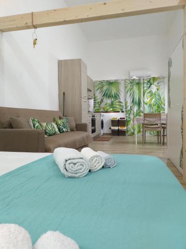 Quartu Sant'ElenaにあるJungle Loftのベッドルーム1室(ブルーベッド1台、タオル付)