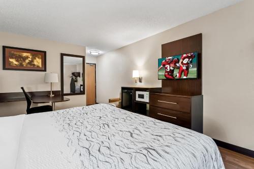 Ένα ή περισσότερα κρεβάτια σε δωμάτιο στο Red Roof Inn PLUS+ & Suites Malone