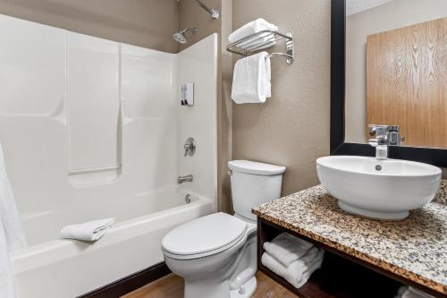 Ένα μπάνιο στο Red Roof Inn PLUS+ & Suites Malone