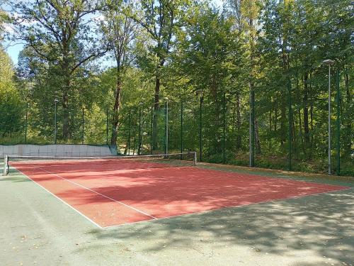 Instalaciones para jugar a tenis o squash en Apartament Alias o alrededores