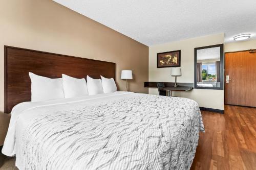 Ένα ή περισσότερα κρεβάτια σε δωμάτιο στο Red Roof Inn PLUS+ & Suites Malone