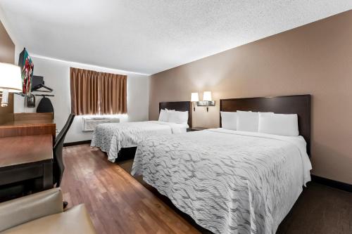 Ένα ή περισσότερα κρεβάτια σε δωμάτιο στο Red Roof Inn PLUS+ & Suites Malone