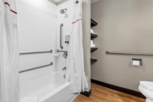 Ένα μπάνιο στο Red Roof Inn PLUS+ & Suites Malone