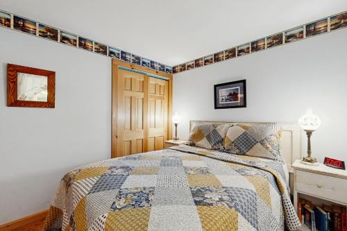 Ένα ή περισσότερα κρεβάτια σε δωμάτιο στο Beaver Cove Cabin