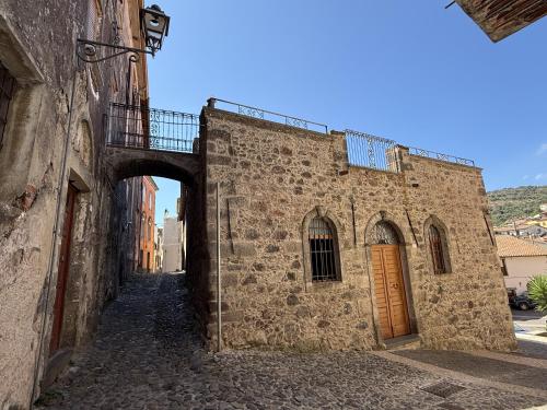 un vicolo in un vecchio edificio in pietra con ponte di Molinu a Santu Lussurgiu