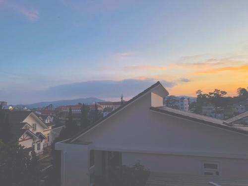 Nespecifikovaný výhled na hory nebo výhled na hory při pohledu z hotelu
