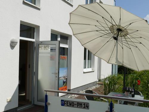 a large umbrella sitting next to a vending machine at Am Maiglöckchenberg 19 in Ostseebad Karlshagen