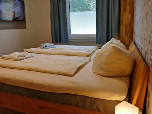 two twin beds in a room with a window at Am Maiglöckchenberg 19 in Ostseebad Karlshagen
