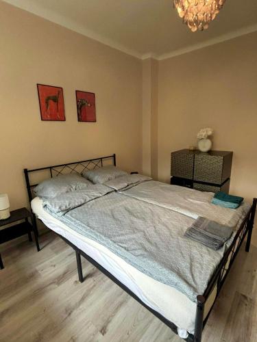 Katil atau katil-katil dalam bilik di Red Poppy Apartment