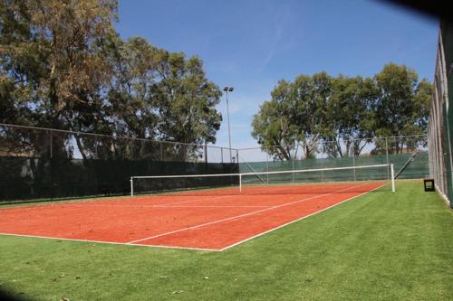 Tennis ja/või seinatennis majutusasutuses FarOut BeachClub - Rooms & Camping või selle läheduses