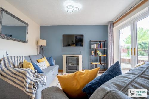 a living room with blue walls and a couch at Ann's Home Near Alton Towers in Rocester