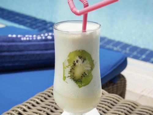 a kiwi drink with a kiwi slice in a glass at Hotel Mercure Alger Aéroport in Dar el Beïda