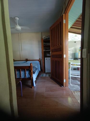 モヘチスにあるCasinhas do Rio - Casinha Azul na Florestaのベッドとキッチンのある小さな部屋