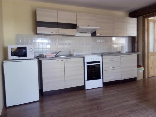Dapur atau dapur kecil di Apartments Bea