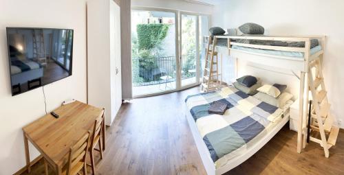 Un dormitorio con una litera y una mesa. en Quiet Central Stay & Parking Assistance, en Praga