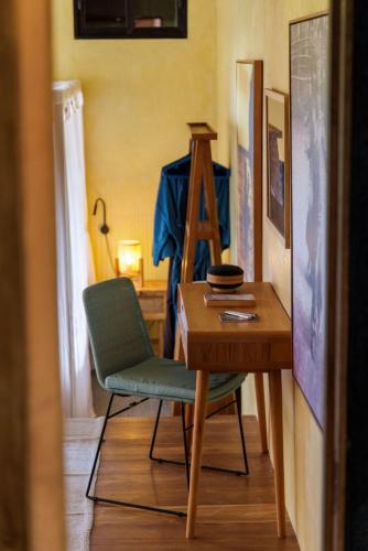 a room with a desk and a chair and a ladder at Sumba Lodge in Manuel Antonio