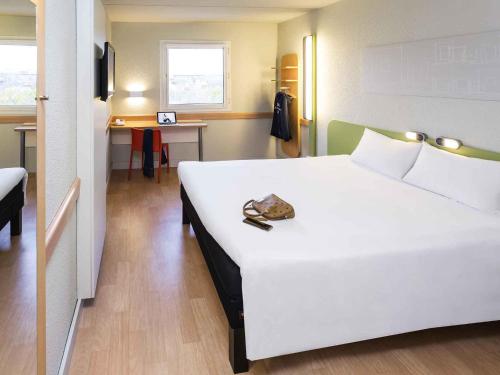 a large white bed in a hotel room at Ibis Budget Madrid Alcorcón Móstoles in Alcorcón