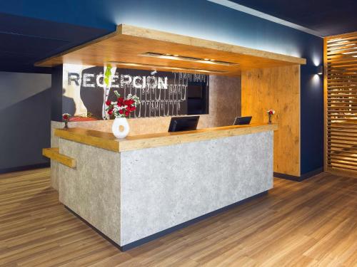 a restaurant with a reception desk with a counter at Ibis Budget Madrid Alcorcón Móstoles in Alcorcón