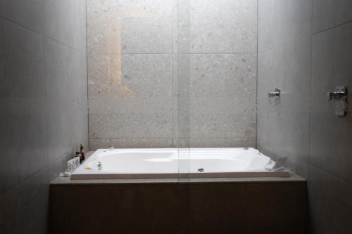 Ένα μπάνιο στο Motel Chavelle