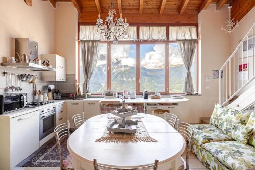 Кухня или мини-кухня в Casa magnifica Valle Camonica

