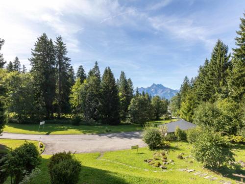 Una vista aérea de un parque con árboles y una carretera. en Apartment Les Hespérides 2 by Interhome, en Villars-sur-Ollon